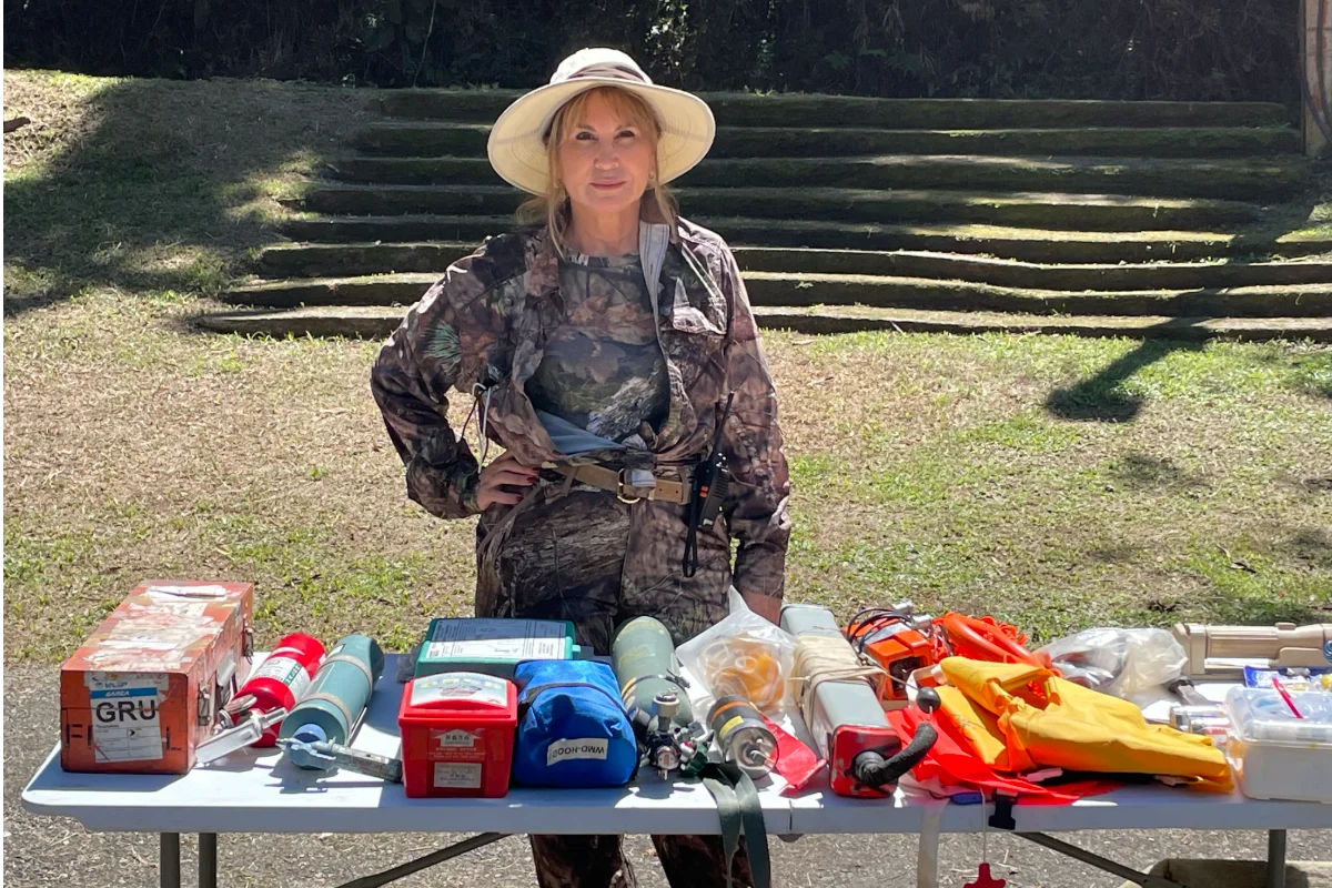 Instrutor Demonstrando Equipamentos